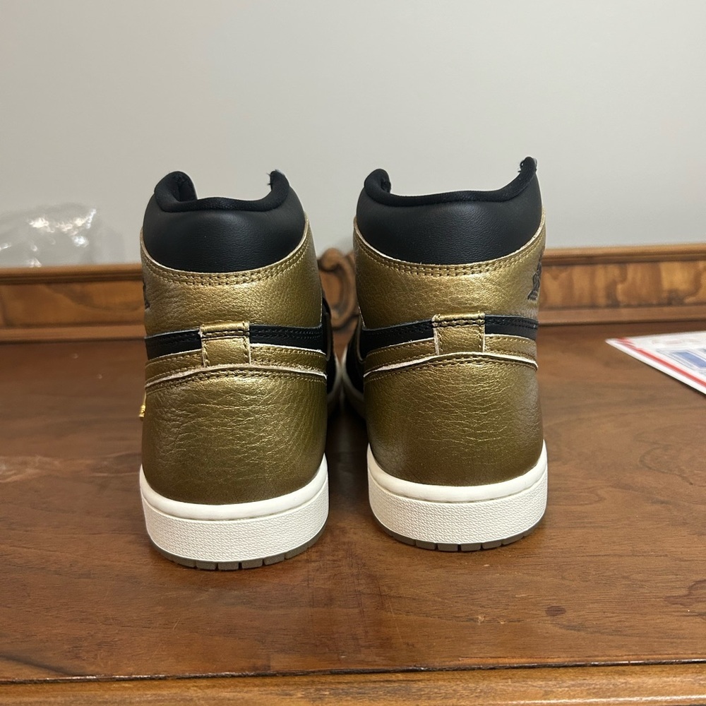 NIB Men’s Nike Air Jordan 1 High Black and Gold Sneakers, Size 8.5 - Picture 3 of 7